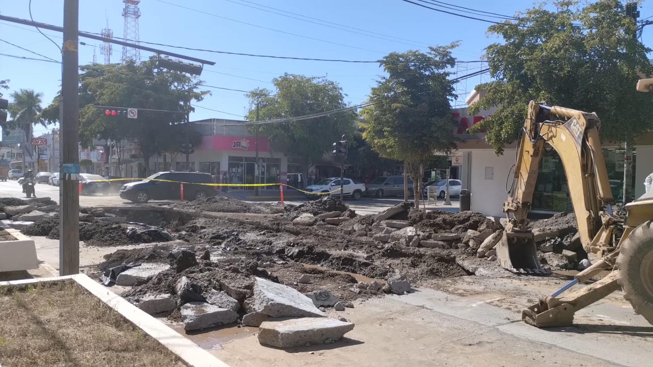 Realizan trabajos en calle Cuauhtémoc del Centro de la ciudad de Guasave