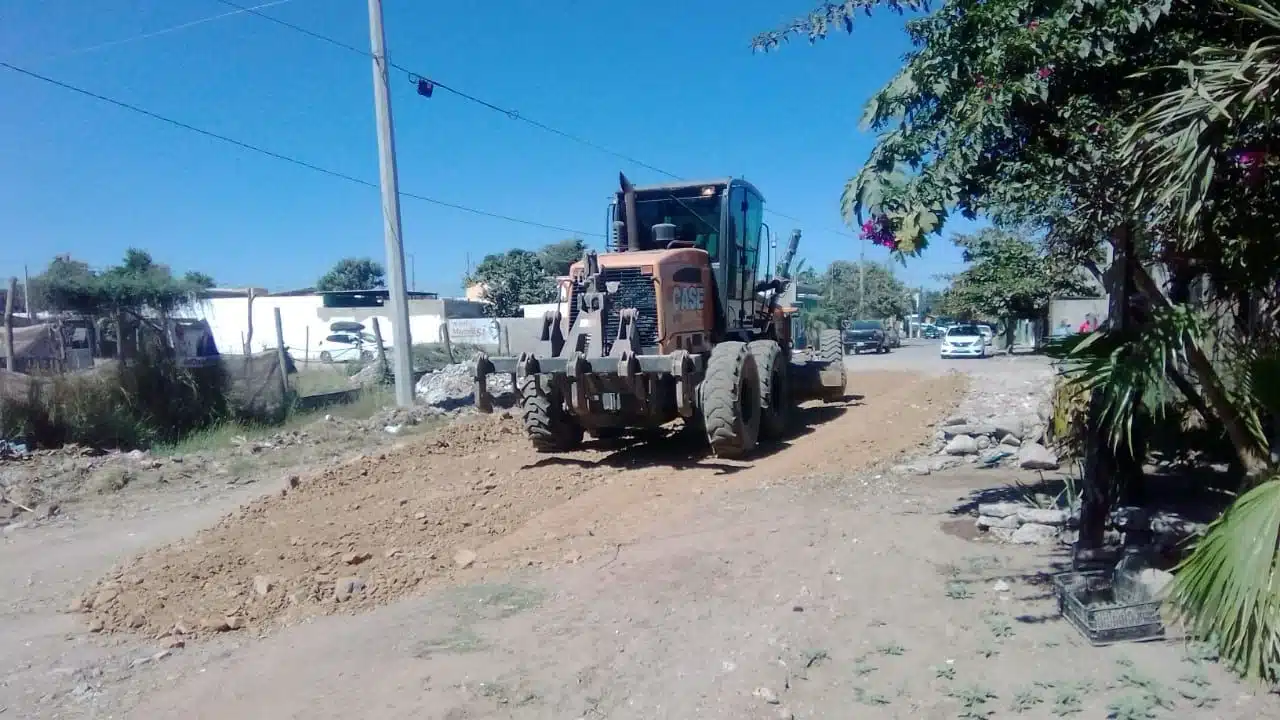 Módulo Mavari lleva a cabo rehabilitación de caminos a playas en Ahome.