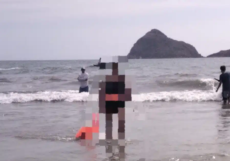 persona blurreada en playa de Mazatlán