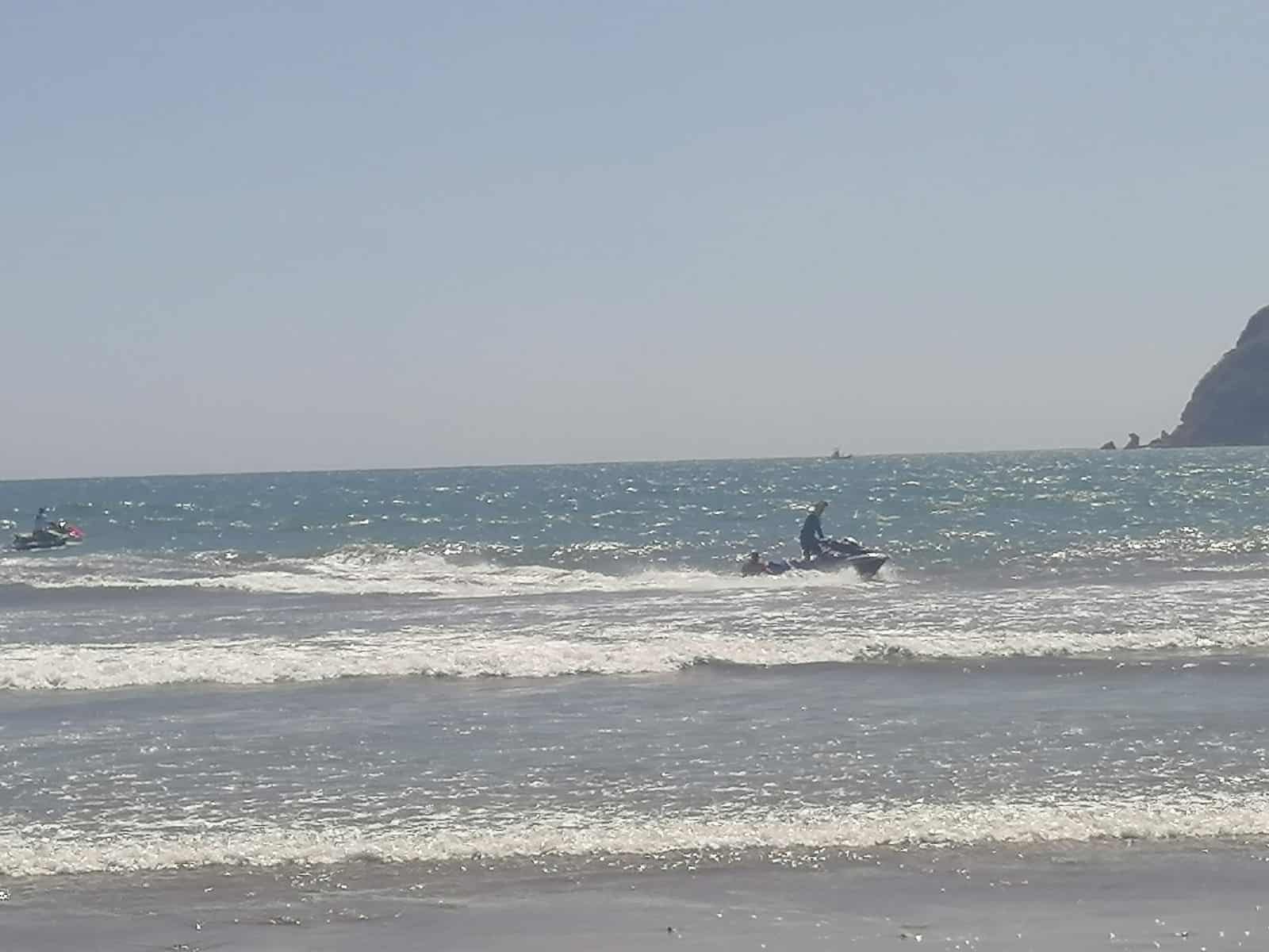 Policía Acuática rescatando a joven en playa de MazatlánF