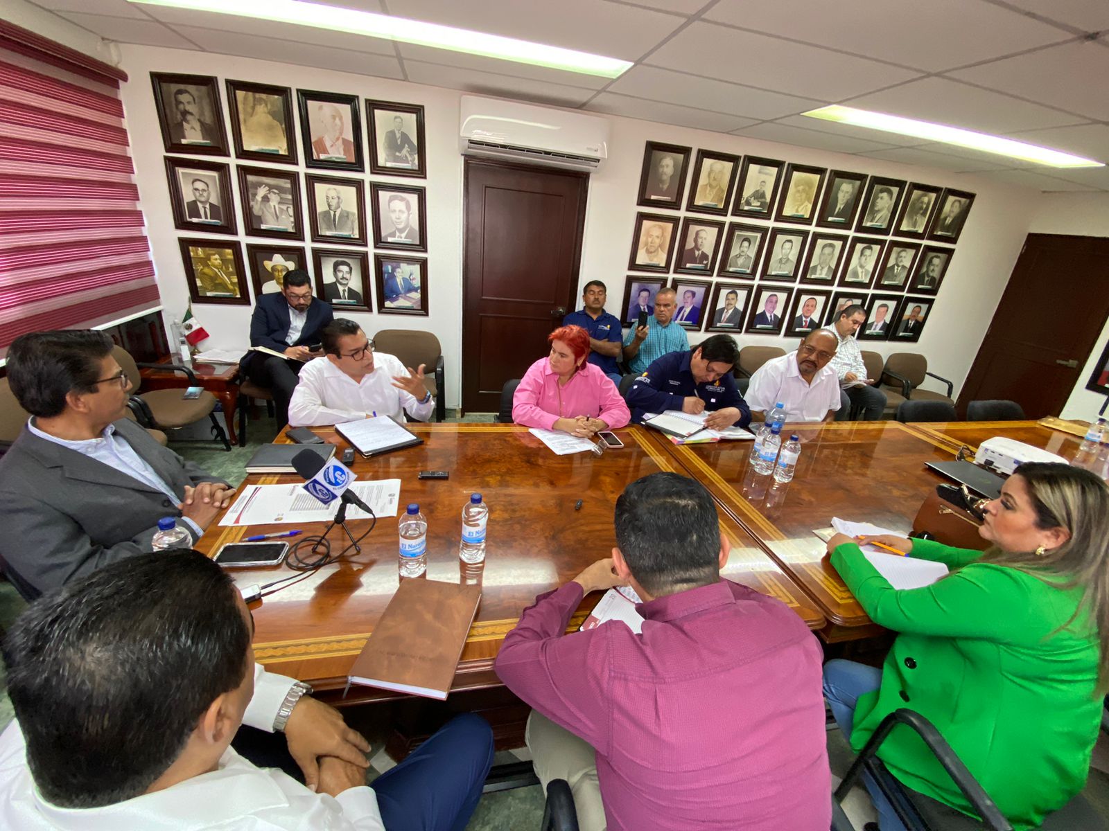 Autoridades municipales reunidas.