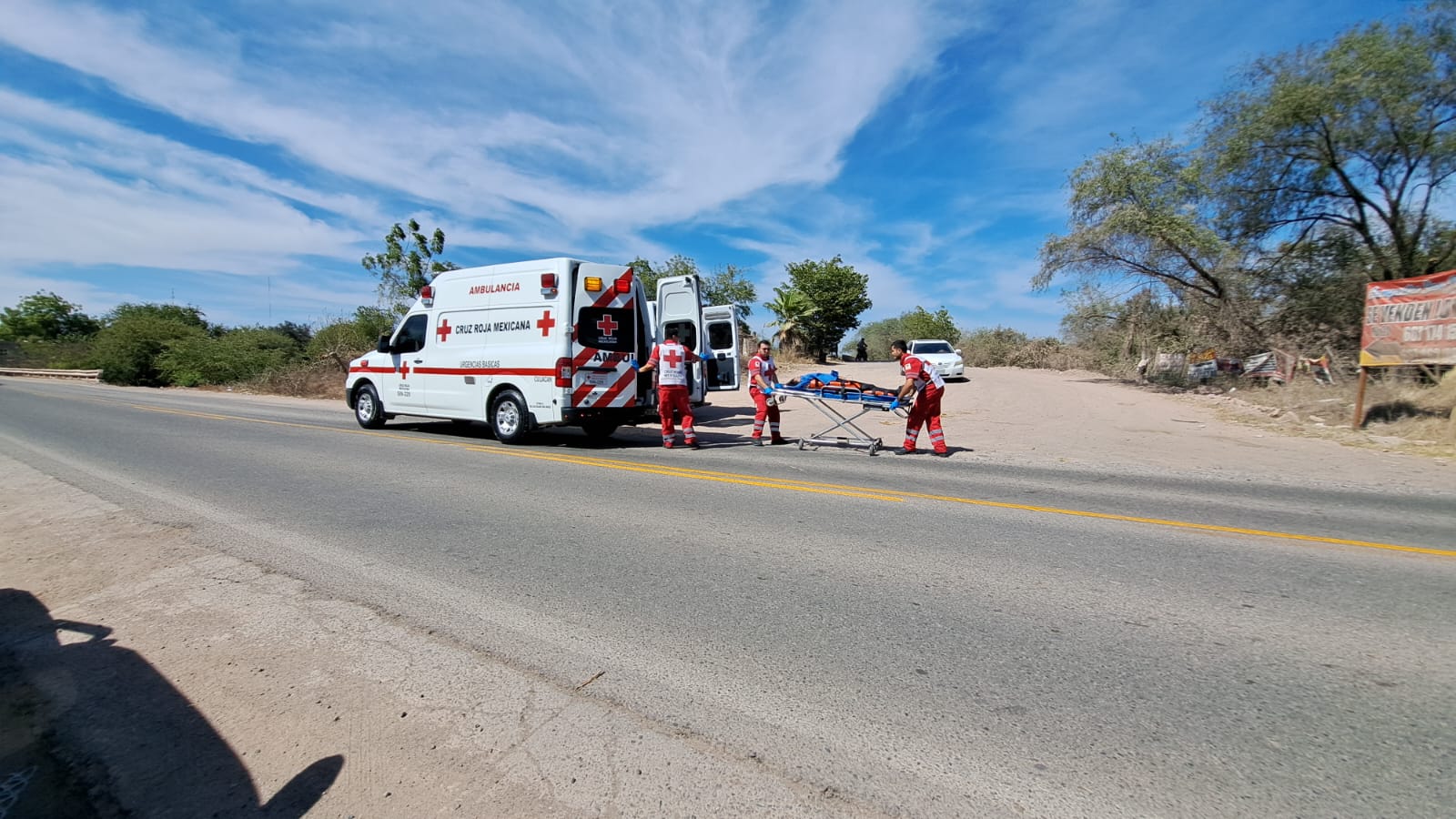 Elementos de la policía municipal y Bomberos Culiacán en el lugar del accidente