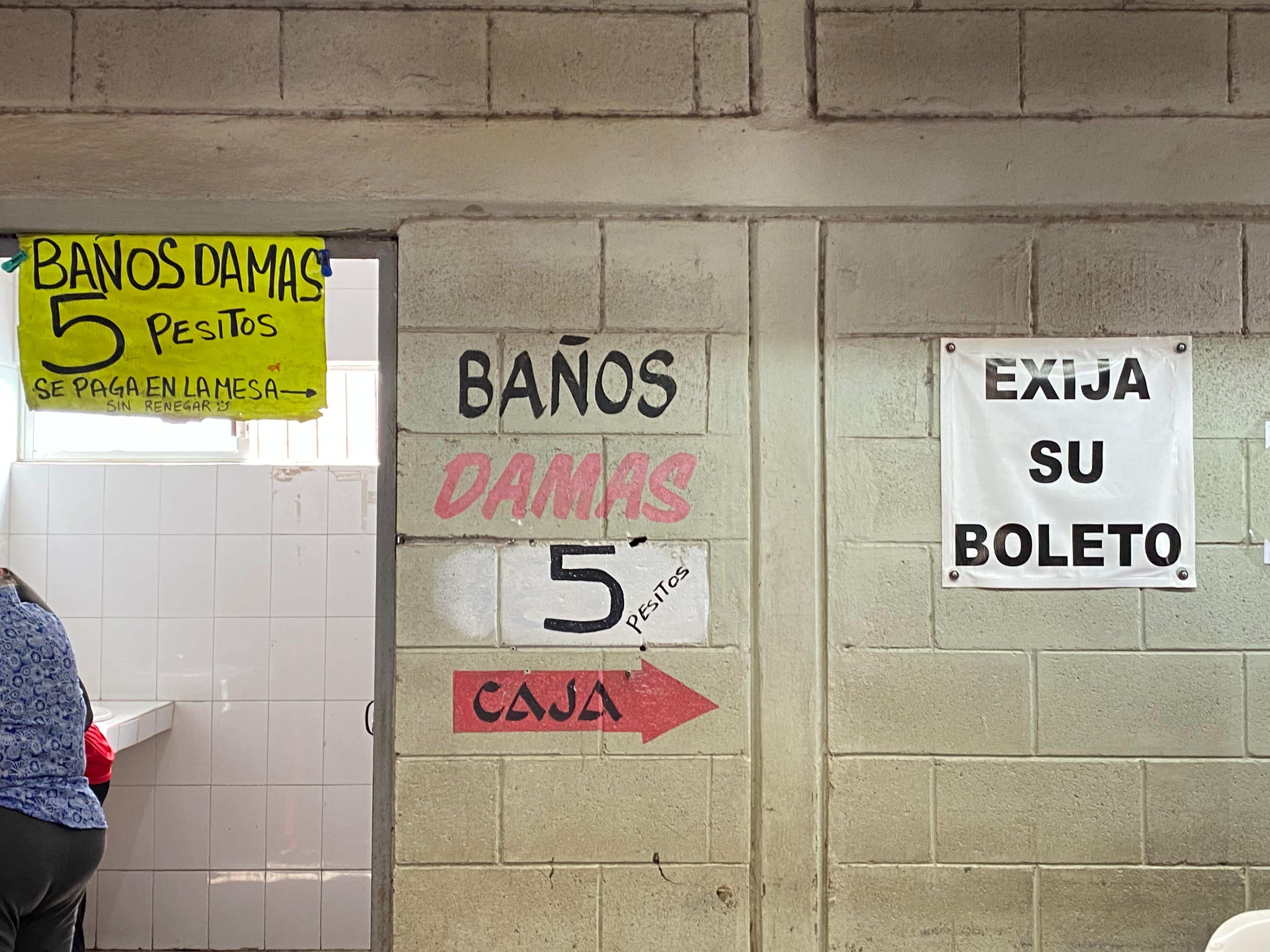 Sanitarios del Mercado Zona 30 Los Mochis donde laboraba Román Quezada Anduaga que fue privado de la libertad en Macoyahui, El Fuerte.