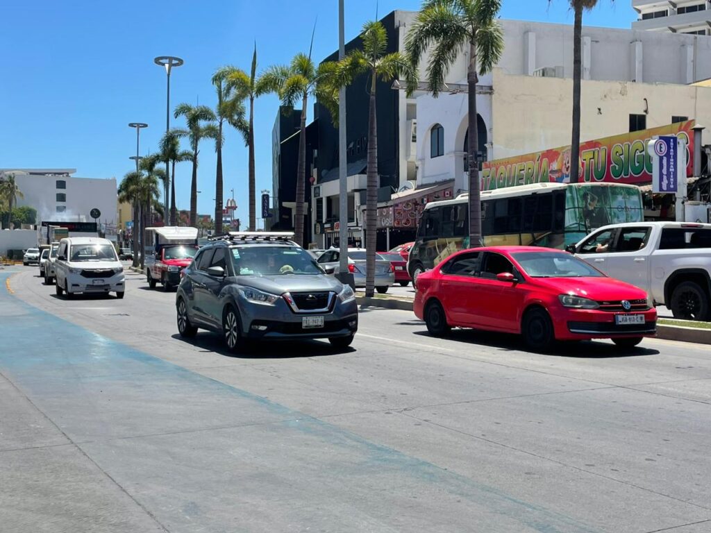 automóviles en calles de Mazatlán