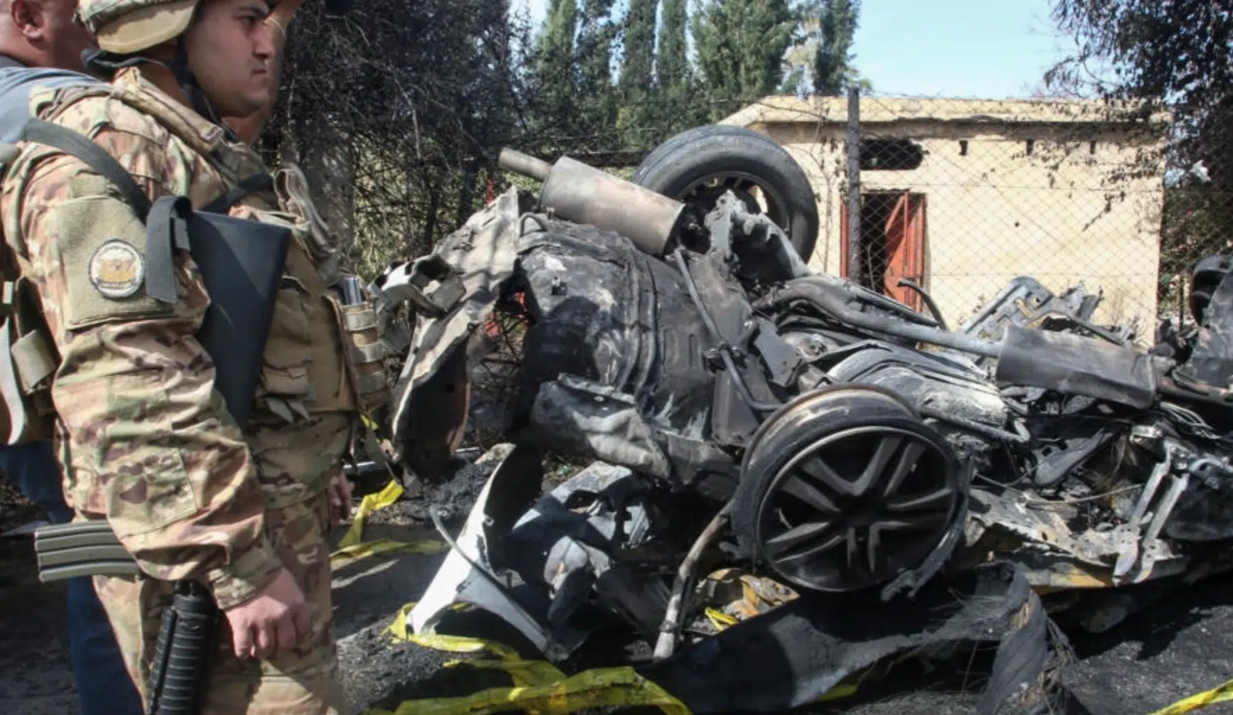 Soldado libanés junto a un coche destrozado
