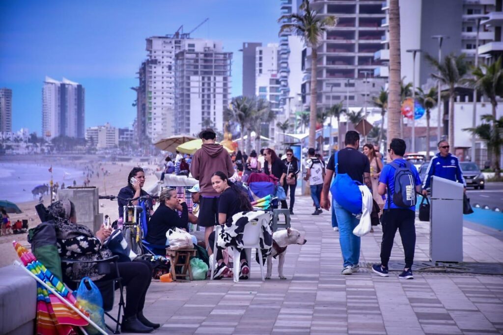 Turistas en malecón de Mazatlán.