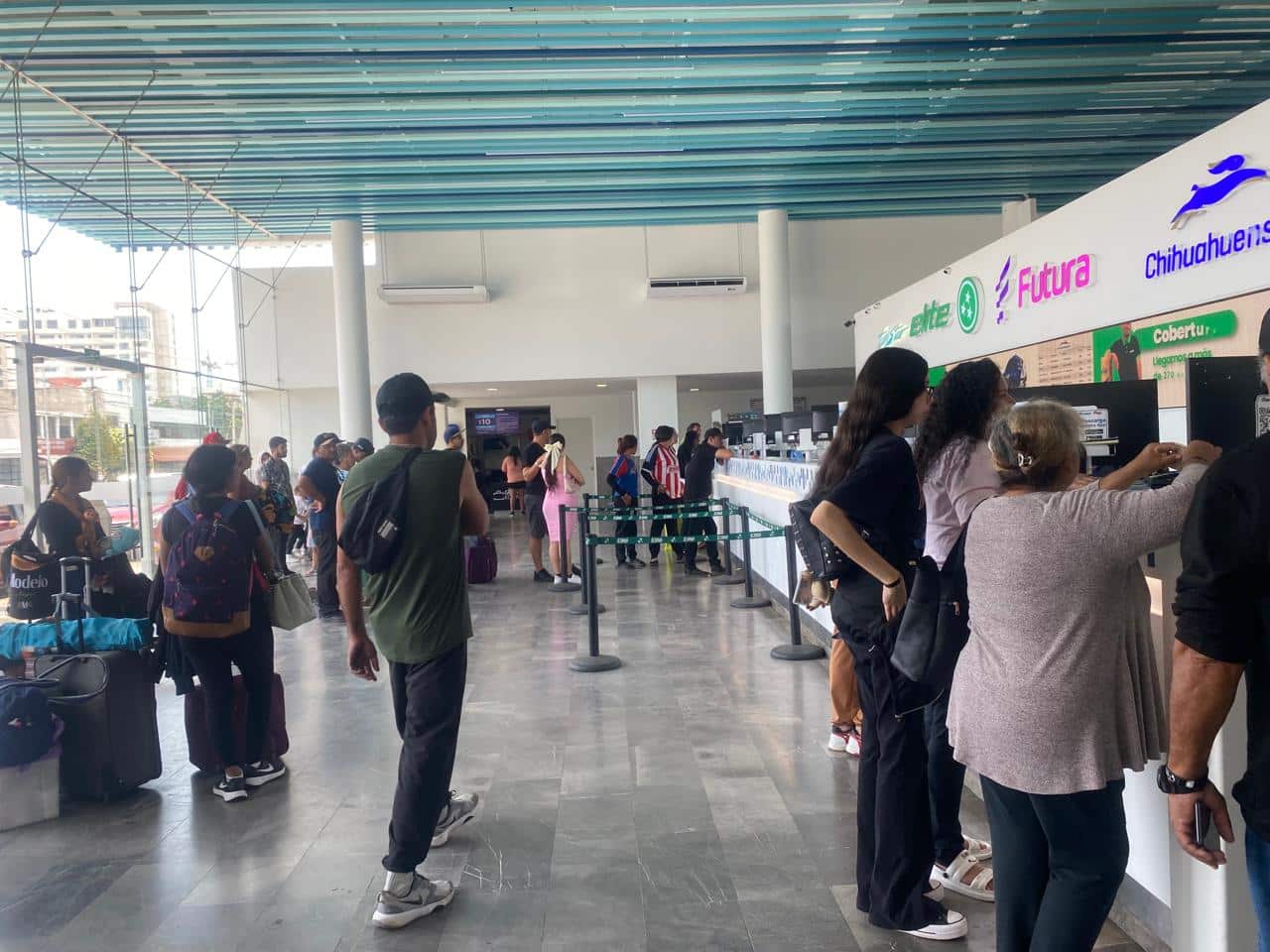 Turistas de Mazatlán en central de autóbus