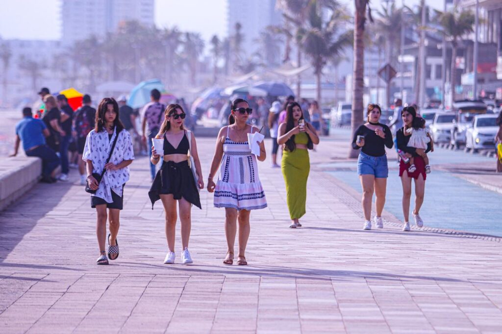 Turistas paseando en malecón de Mazatlán