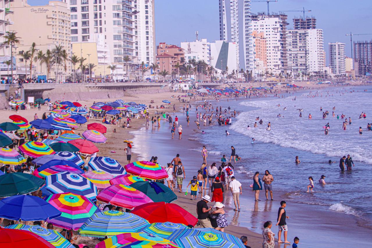 Turistas en playa de Mazatlán