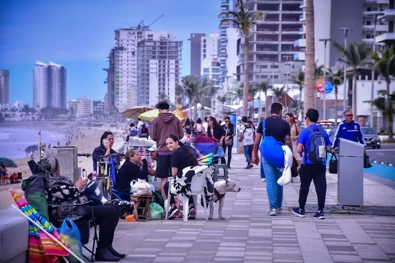 Turistas en malecón de Mazatlán.