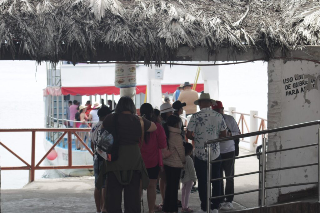 turistas en el malecón de Mazatlán