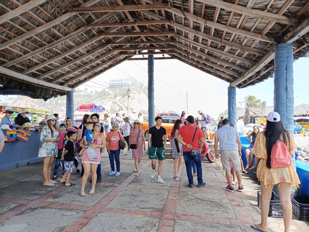 turistas en el malecón de Mazatlán