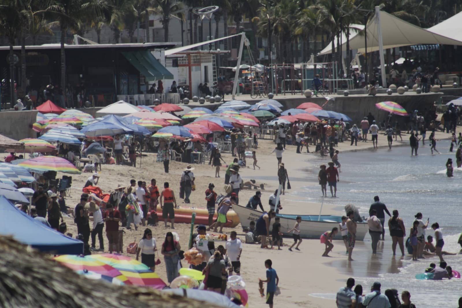 Turistas llegan a playas de Mazatlán.