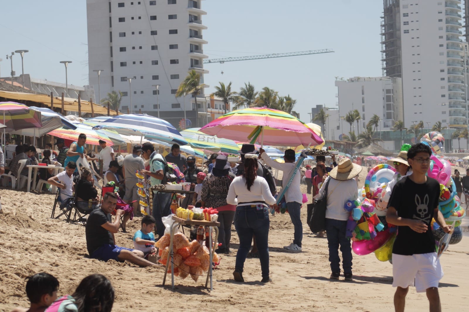 Turistas llegan a playas de Mazatlán.