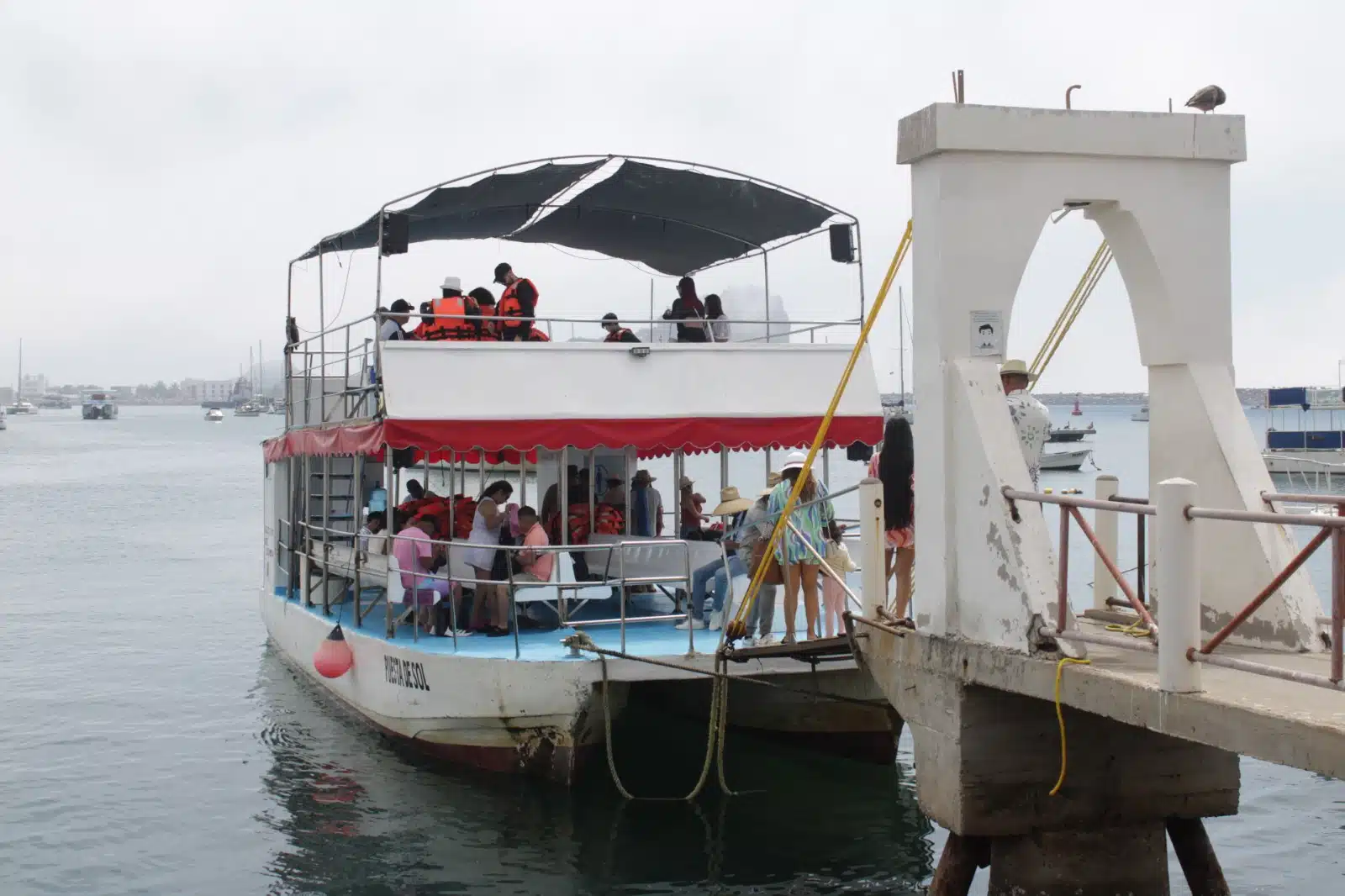 Catamarán de Mazatlán lleno de turistas