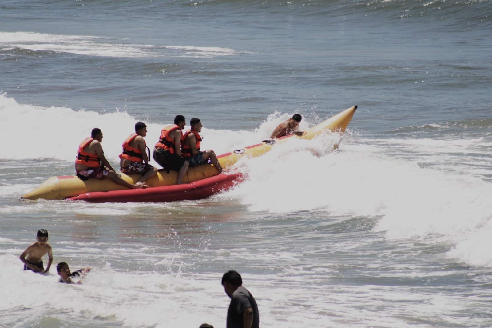 Turistas divirtiéndose en la playa