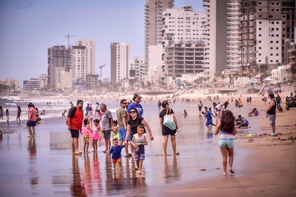 Turistas en playa de Mazatlán.