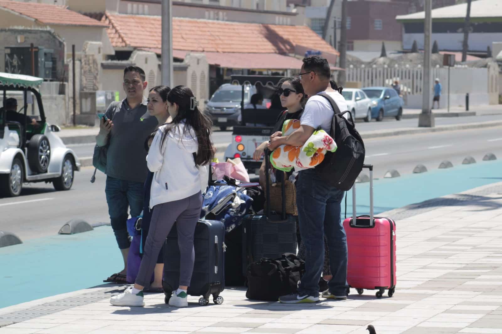 Turistas llegan a playas de Mazatlán.