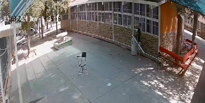 Así roba este sujeto en la primaria Miguel Hidalgo de Los Mochis