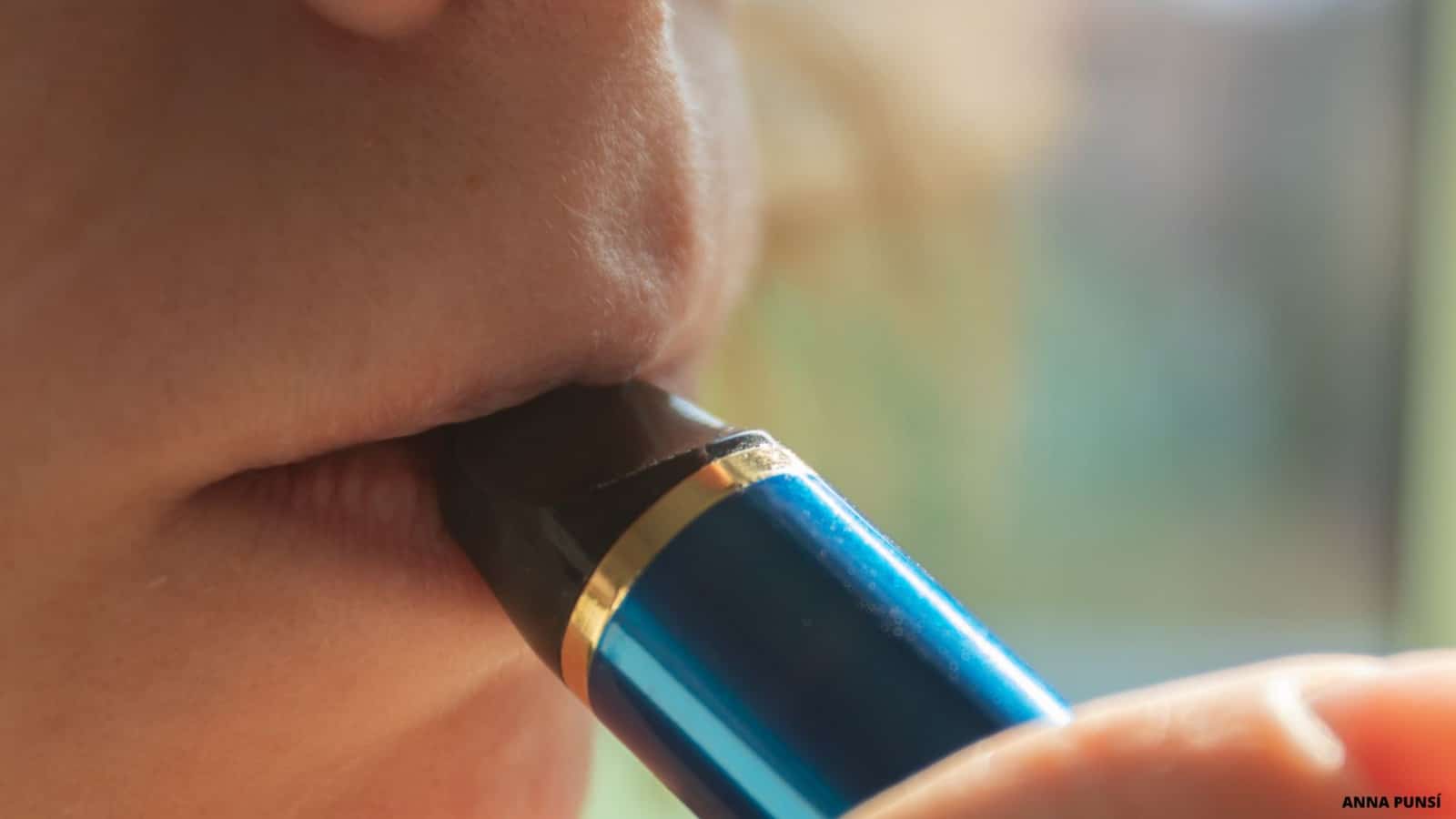 Niño usando Vaper