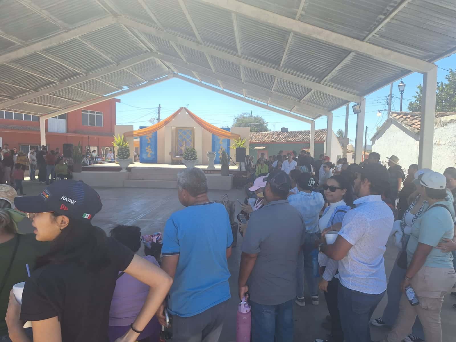 Personas esperando Viacrucis Viviente