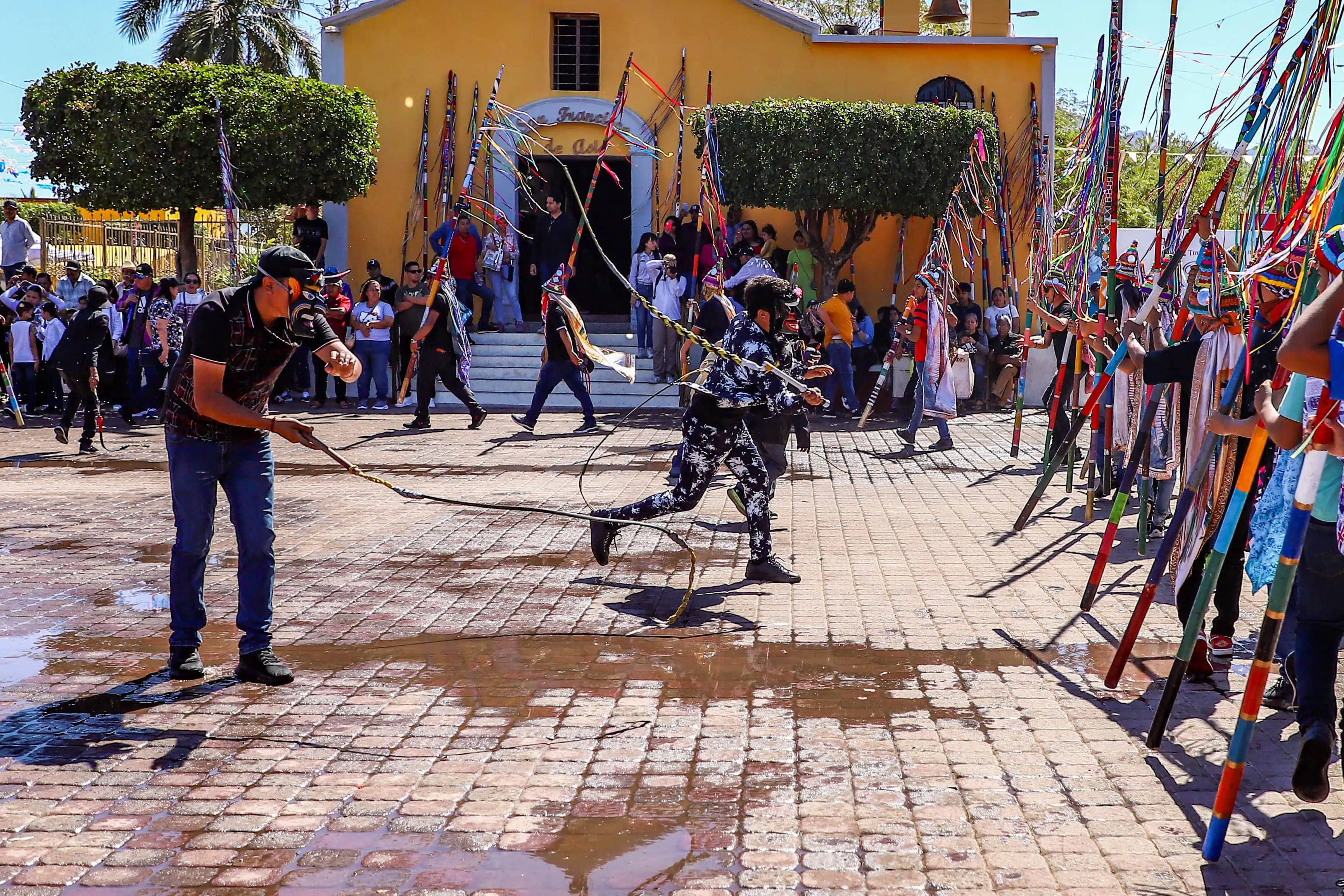 Representación del viacrucis en Tacuichamona, culiacán.