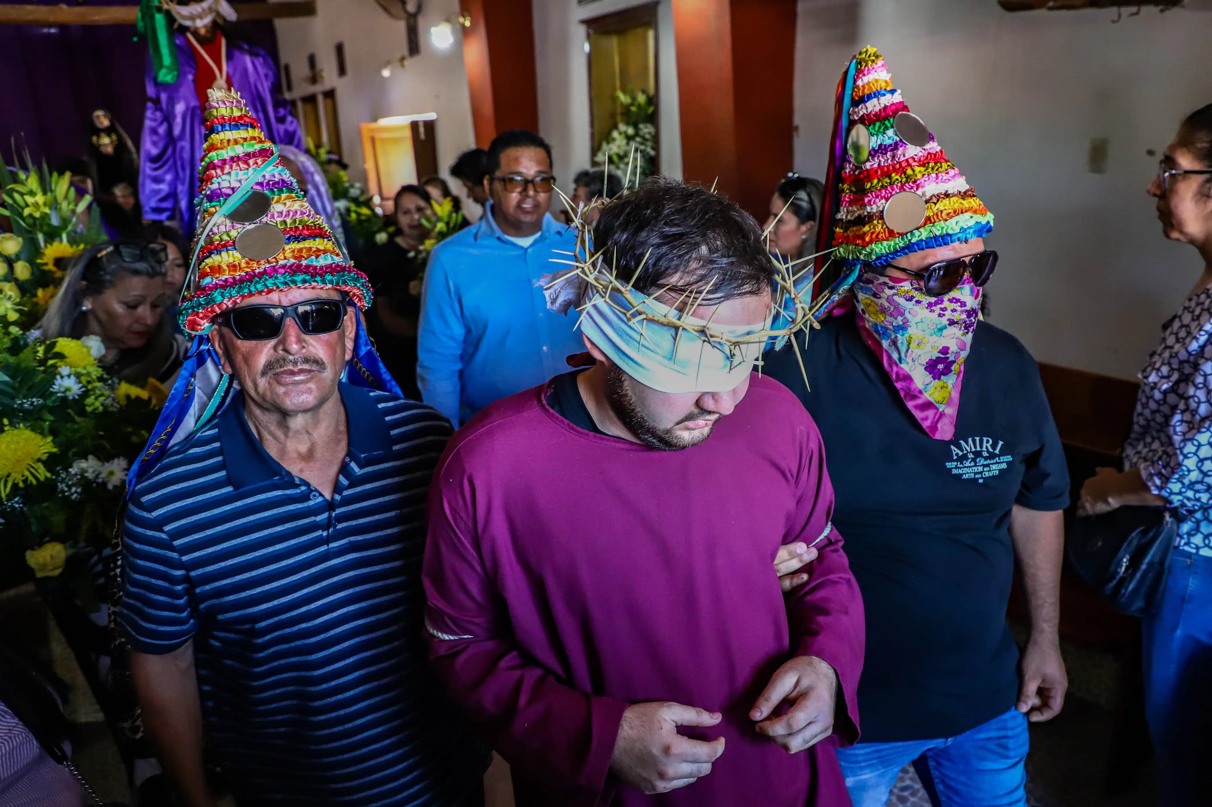 Persona que representa a cristo en el viacrucis