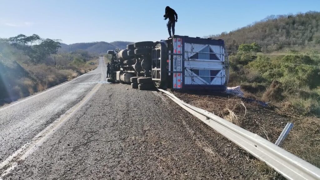 Traíler volcado en Mazatlán