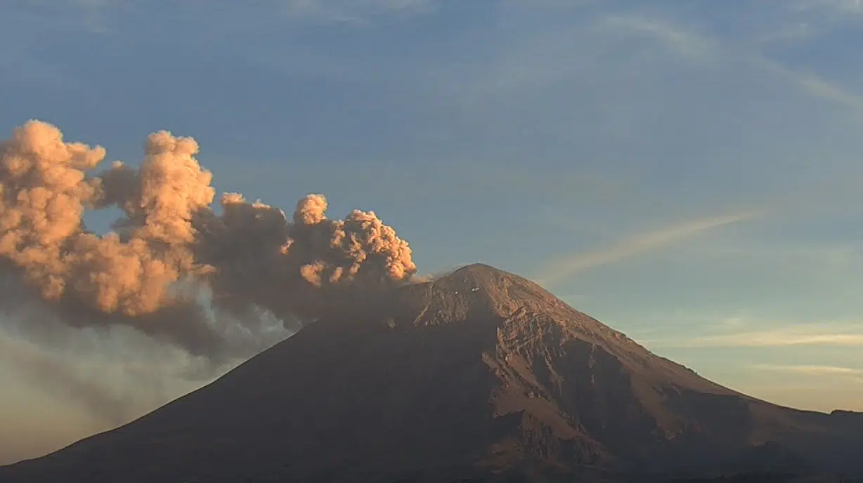 Amanecer en el volcán Popocatépetl