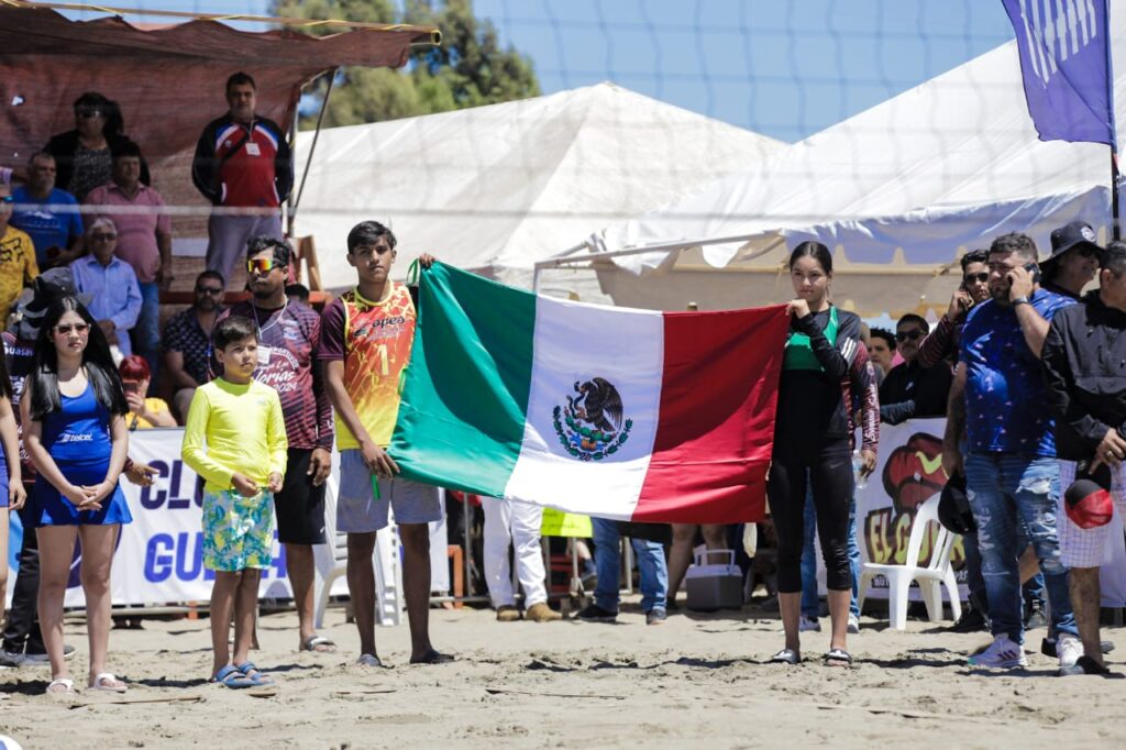 Personas llevando bandera de México