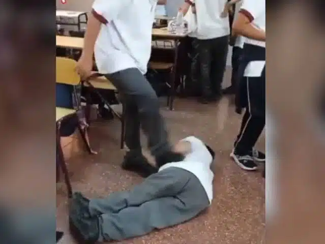 ¡Indignación! Estudiante golpea a su compañero con discapacidad