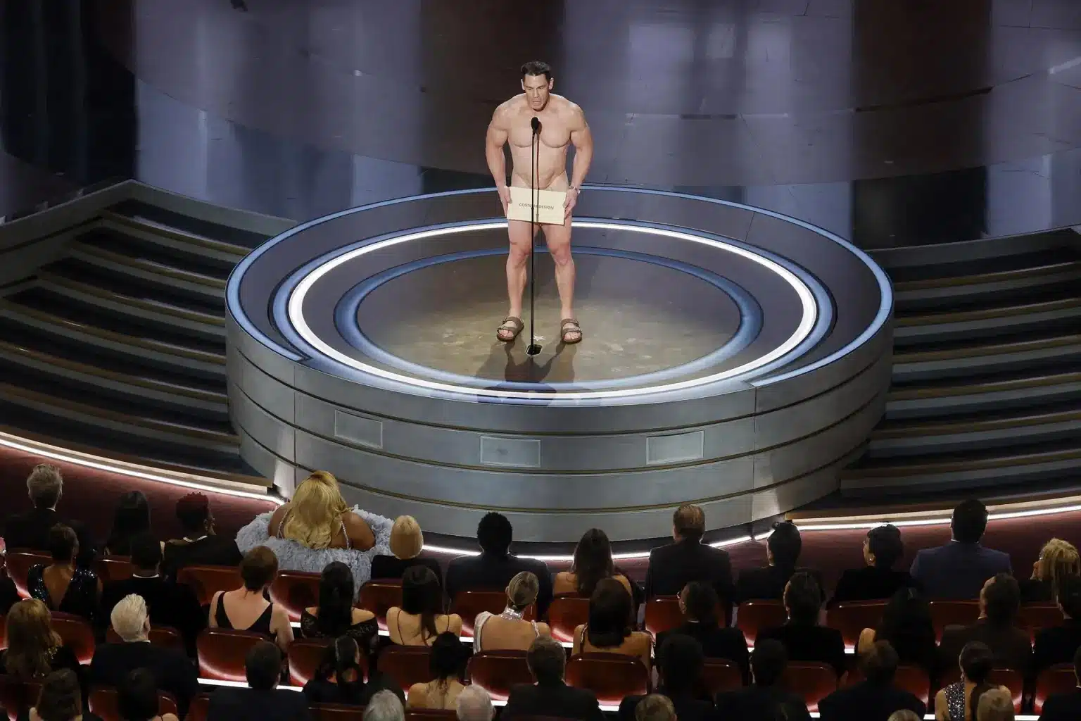 ¡Wow! Desnudo, John Cena presenta el Óscar al mejor vestuario