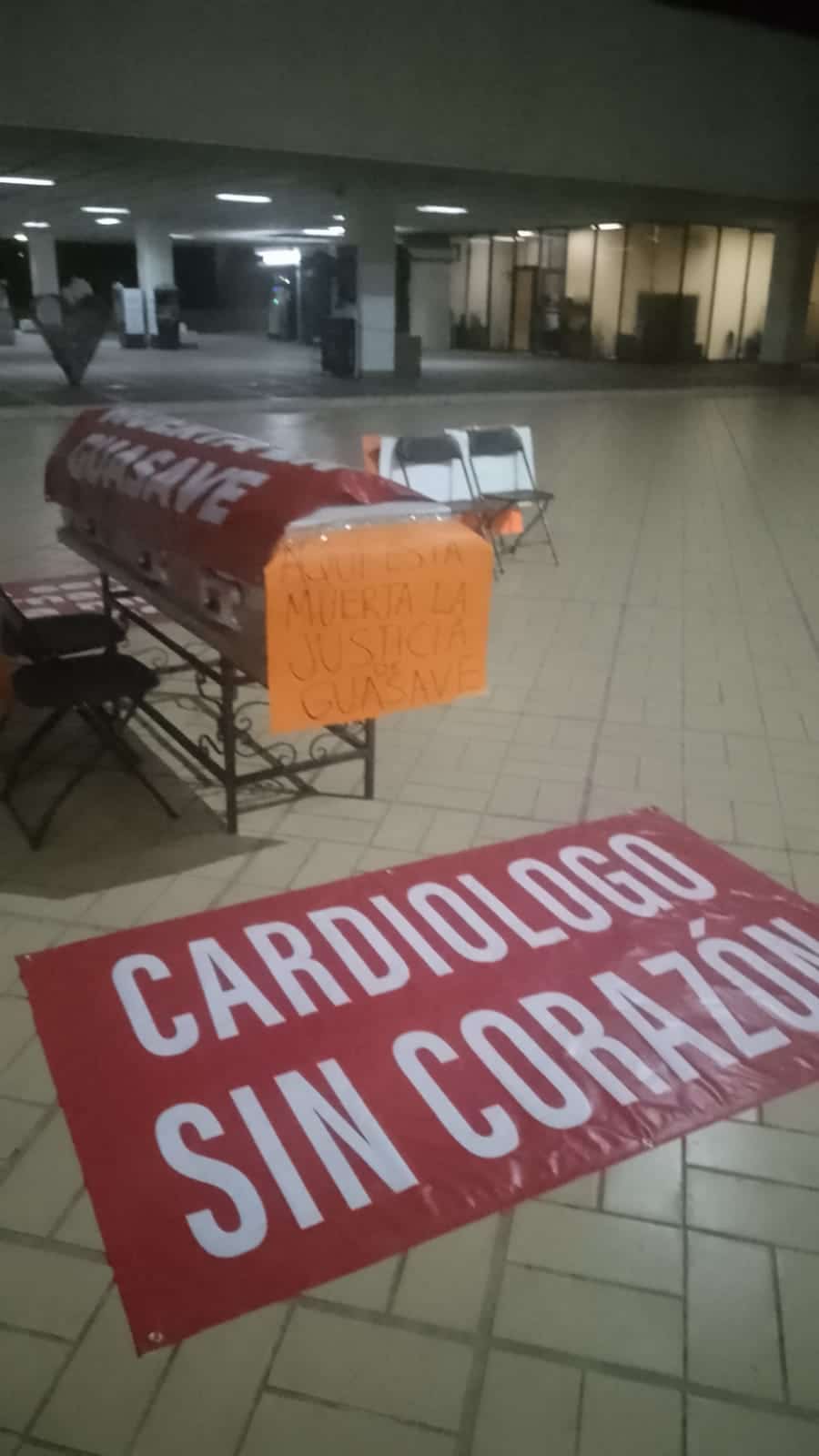 Manifestantes continúan con su huelga de hambre en la explanada del palacio de gobierno estatal, en la ciudad de Culiacán