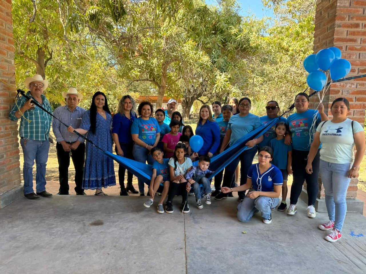 Personal y niños del Centro de Equinoterapia “Ángeles de Amor” reciben donación de hamacas terapéuticas