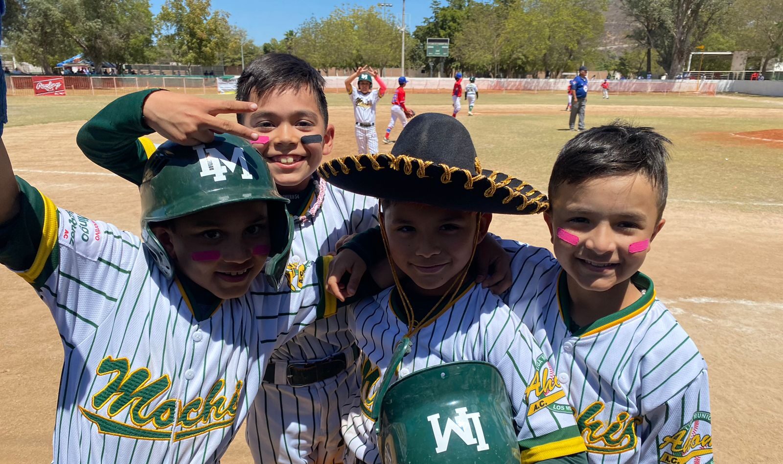 Niños de la Liga de Ahome en acciones del Torneo Nacional de Beisbol 9 Años