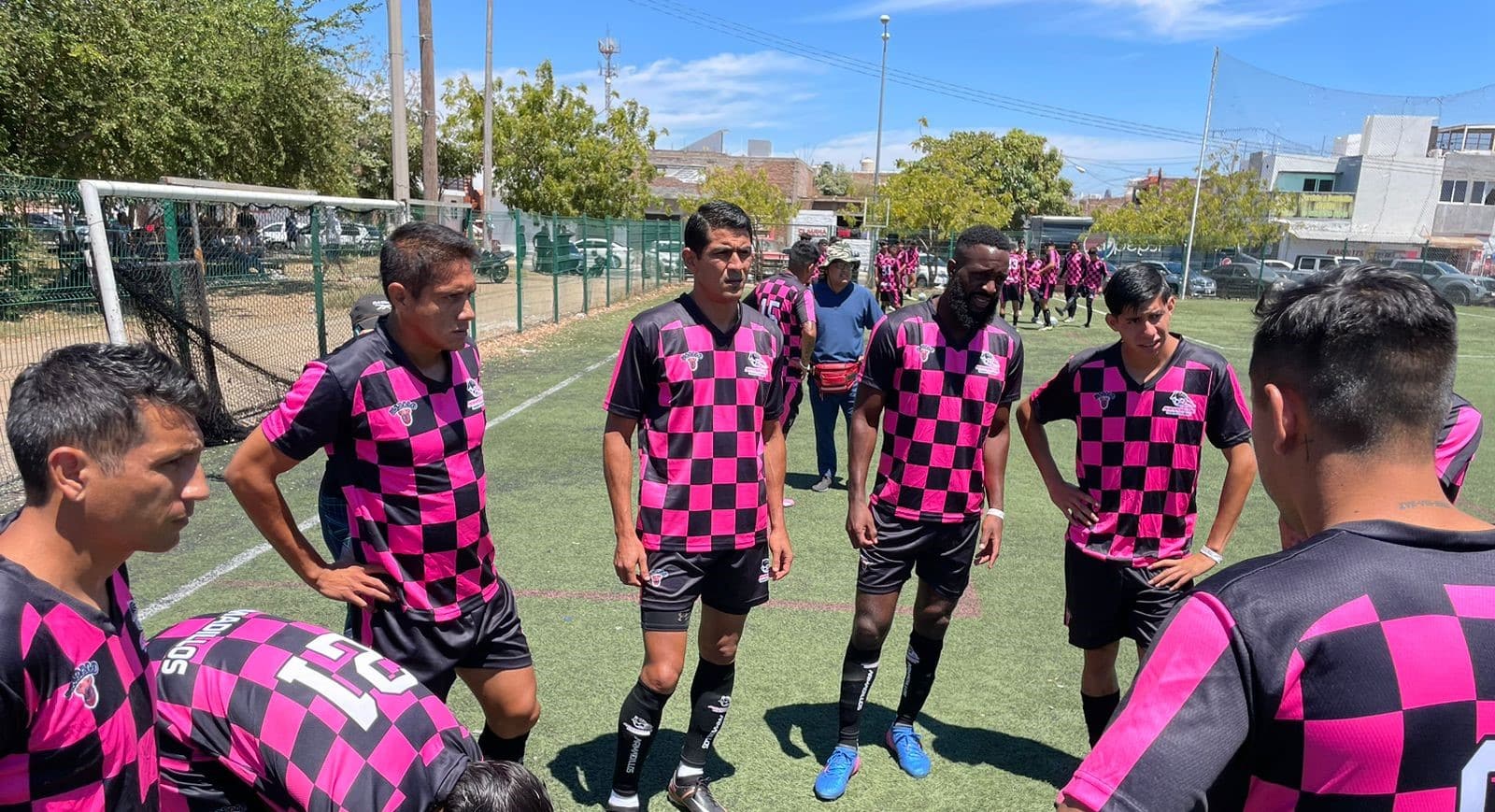 Los equipos que participan en la Copa La Tambora se preparan para ganarse el premio en efectivo