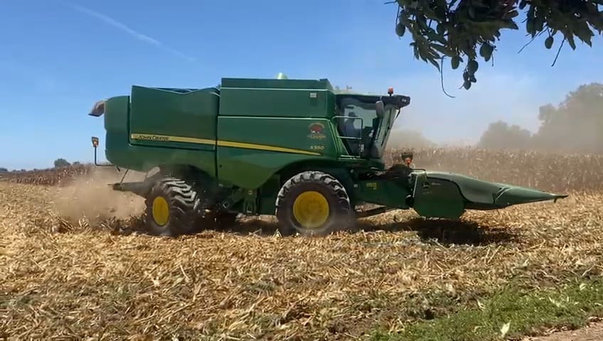 Maquinaria trabajando en un campo de maíz
