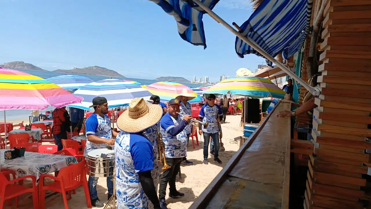 Banda tocando en un restaurante ubicado en la zona de playa de Mazatlán