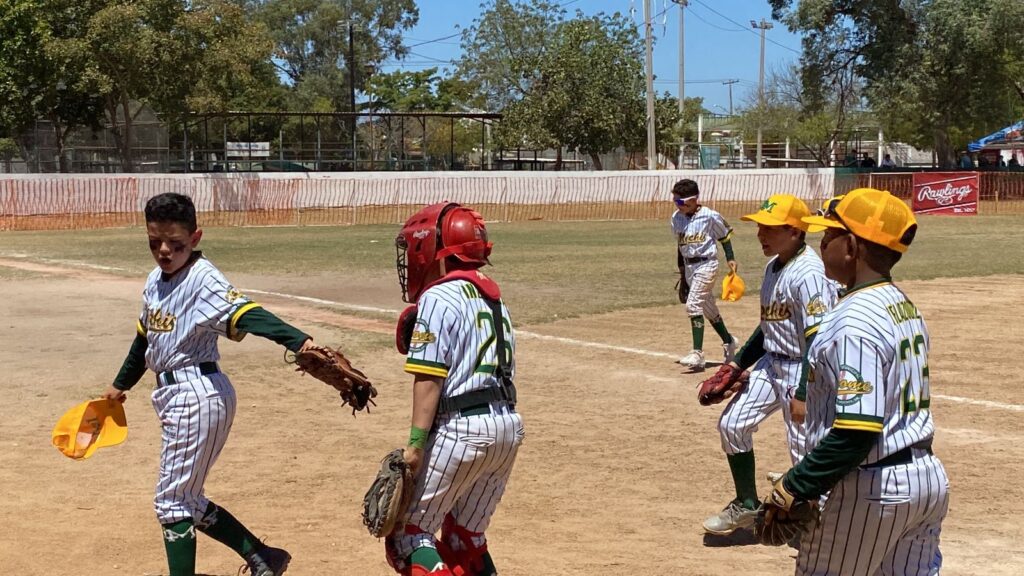 Niños de la Liga de Ahome en acciones del Torneo Nacional de Beisbol 9 Años