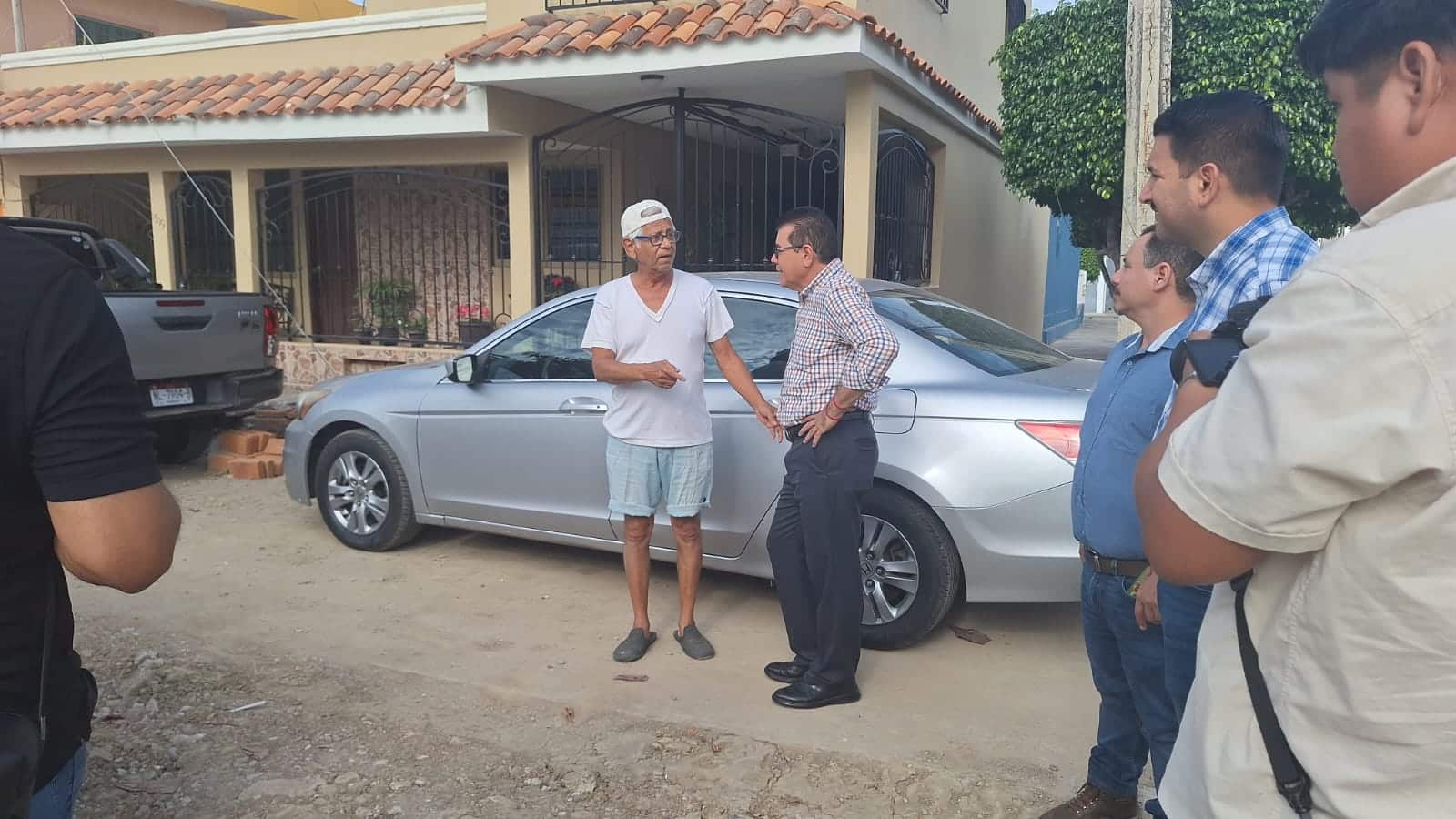 Atención al derrame de aguas en la colonia Villa Galaxia