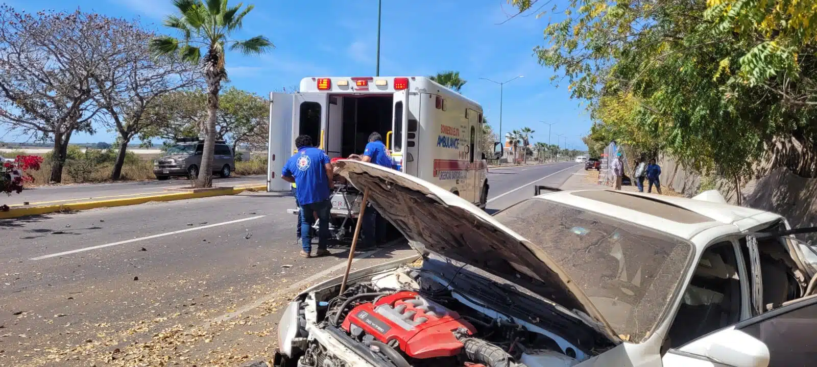 Paramédicos de Bomberos de Elota y elementos de protección civil auxilian a persona accidentada.