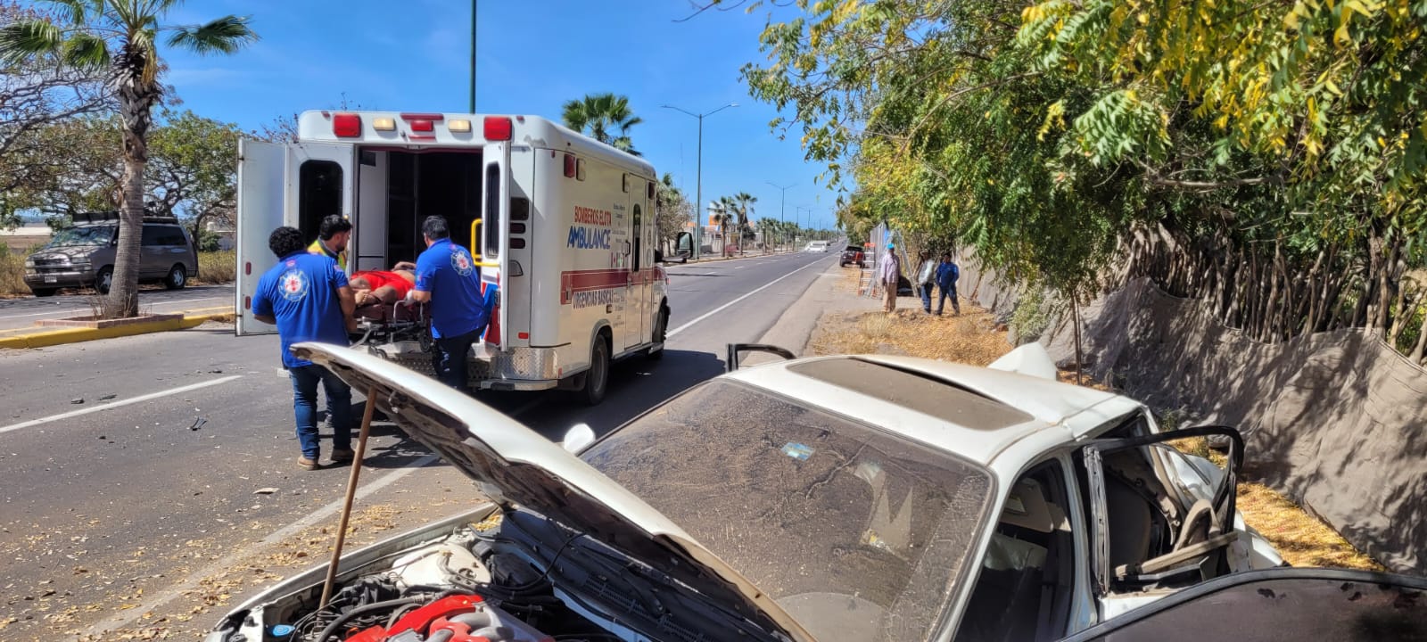 Paramédicos de Bomberos de Elota y elementos de protección civil auxilian a persona accidentada.