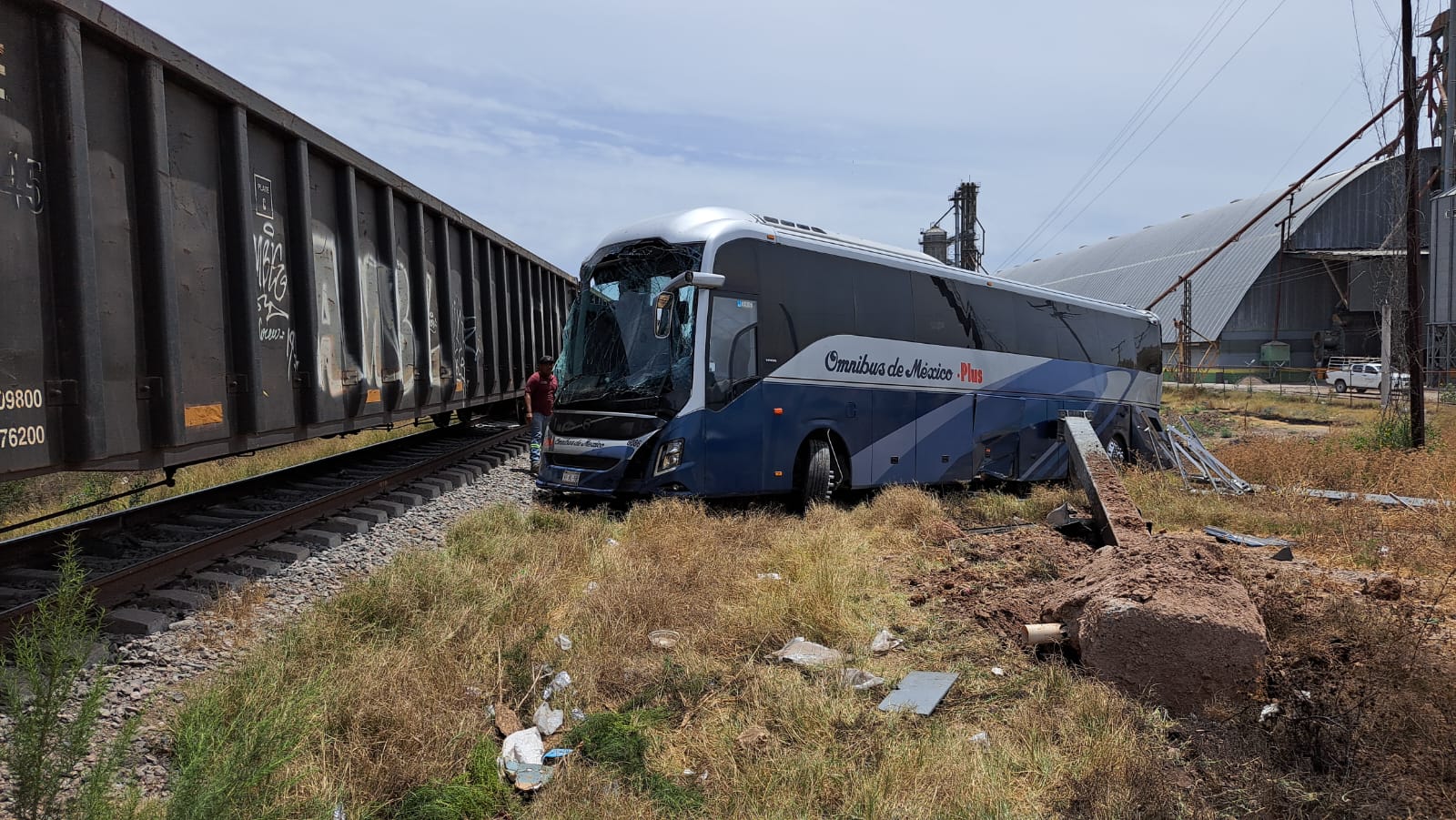 Autobús es arrollado por tren en Angostura