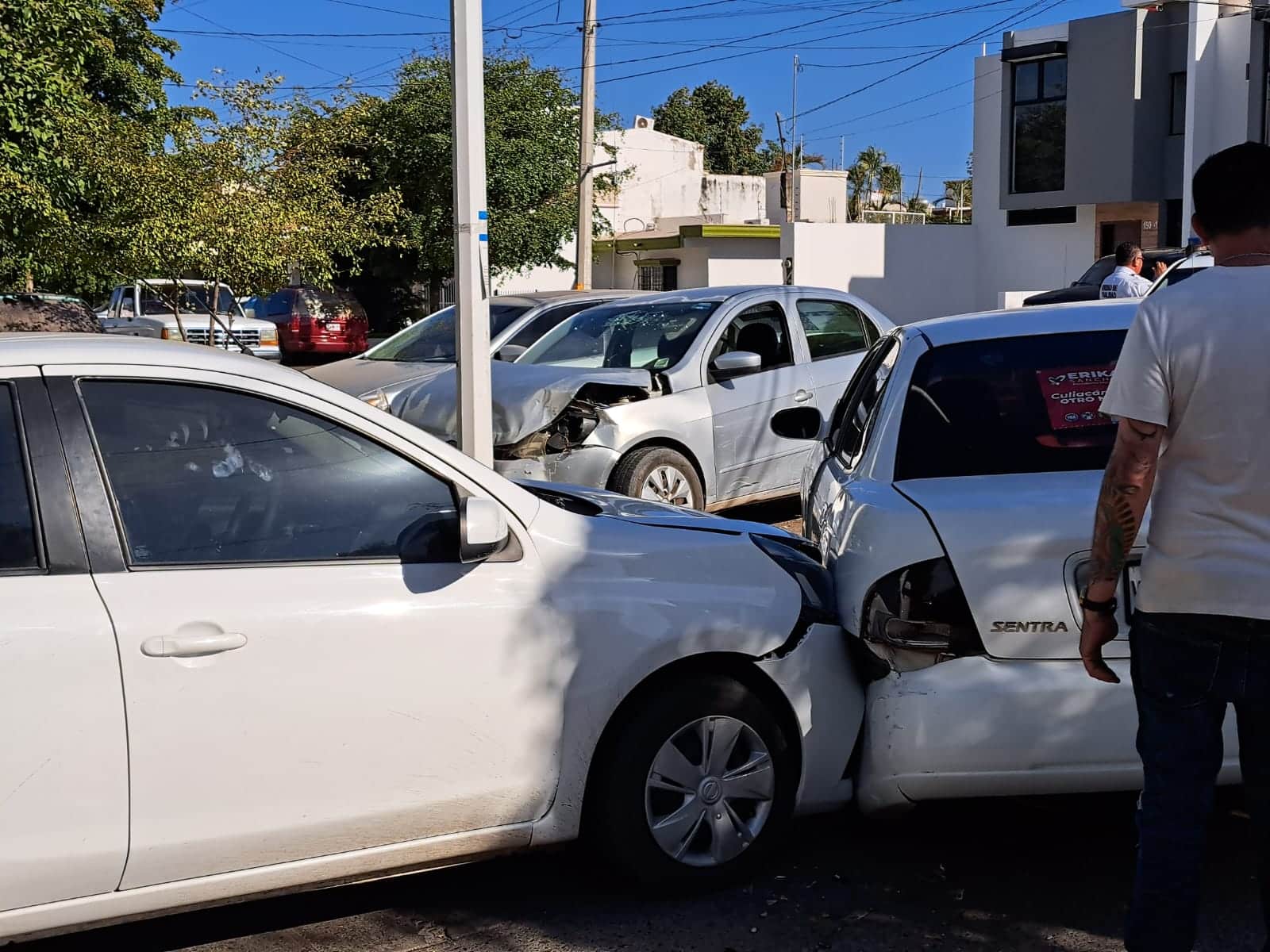 Carros chocados tras un accidente tipo carambola en Culiacán