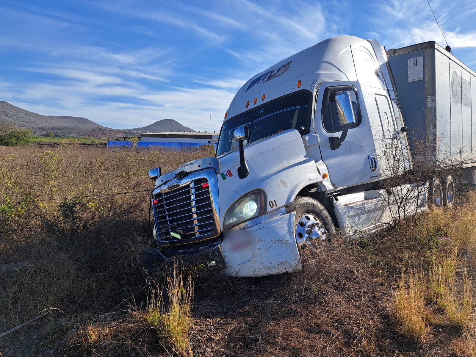 Un tráiler chocado tras un accidente por la Costera en CuliacánUn tráiler chocado tras un accidente por la Costera en Culiacán
