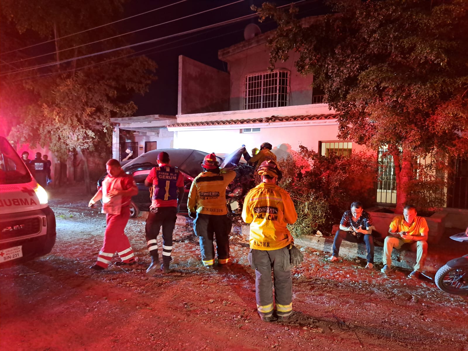 Carro en el que viajaba José Alfonso cuando chocó contra una maceta y arrolló a Juan Carlos en la colonia Pemex en Culiacán