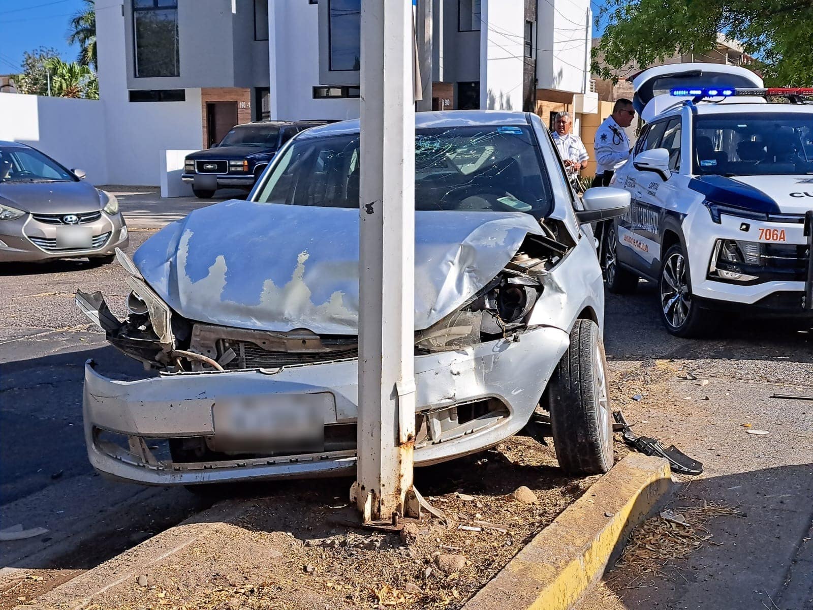 Carros chocados tras un accidente tipo carambola en Culiacán