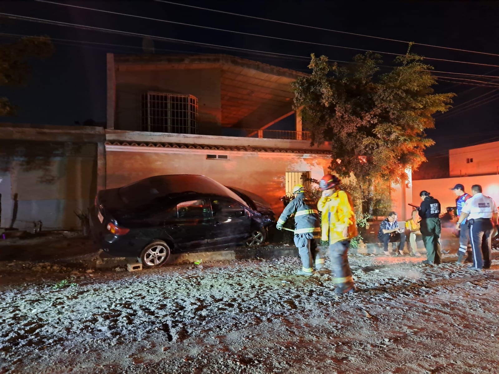 Carro en el que viajaba José Alfonso cuando chocó contra una maceta y arrolló a Juan Carlos en la colonia Pemex en Culiacán