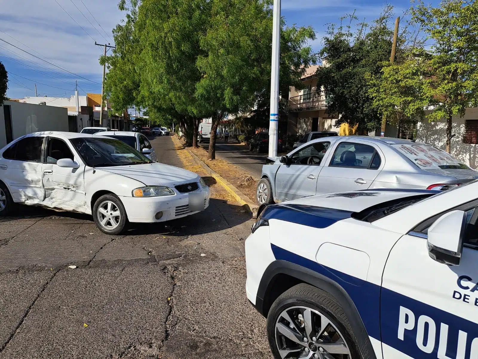 Carros chocados tras un accidente tipo carambola en Culiacán