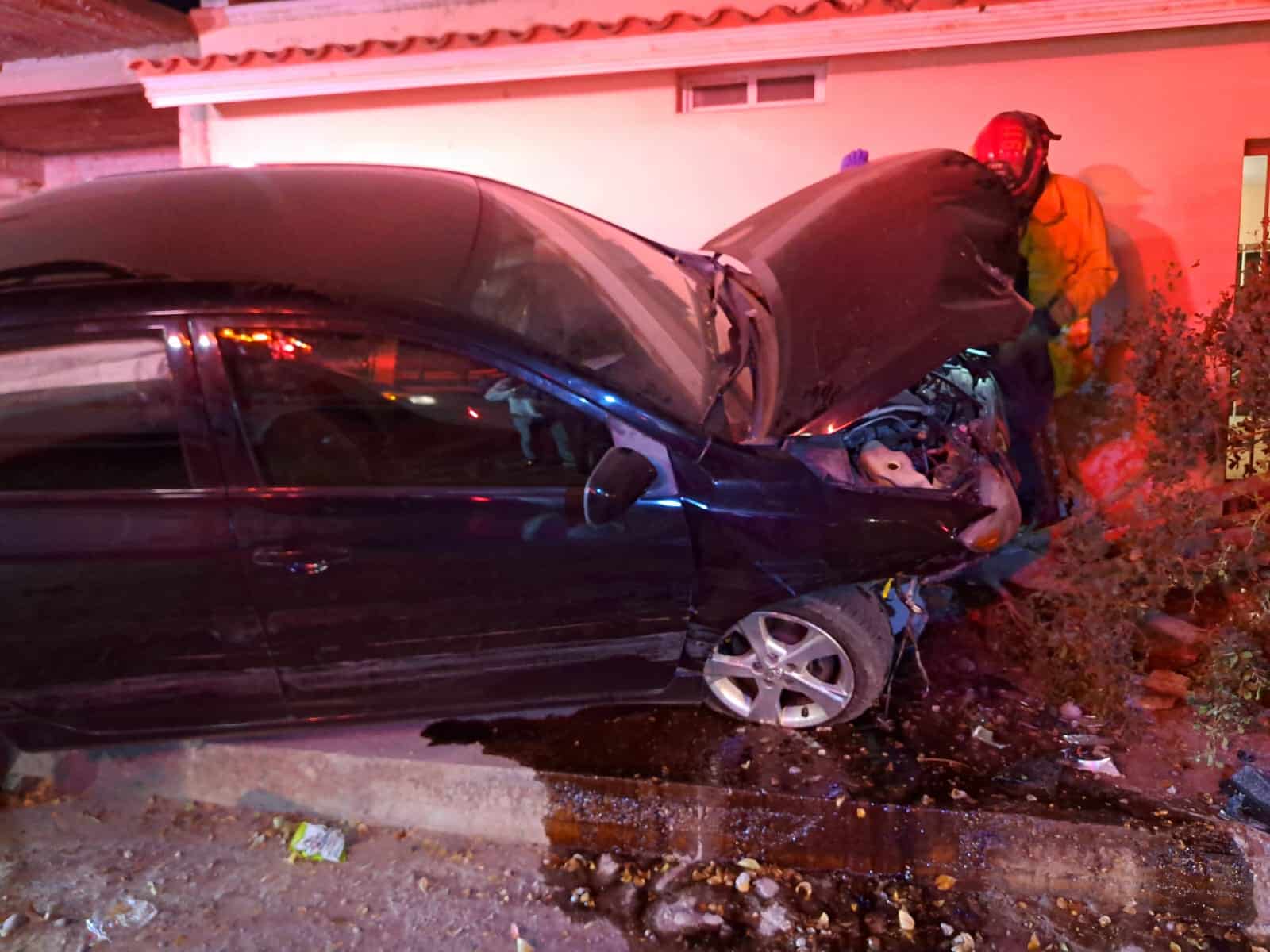 Carro en el que viajaba José Alfonso cuando chocó contra una maceta y arrolló a Juan Carlos en la colonia Pemex en Culiacán